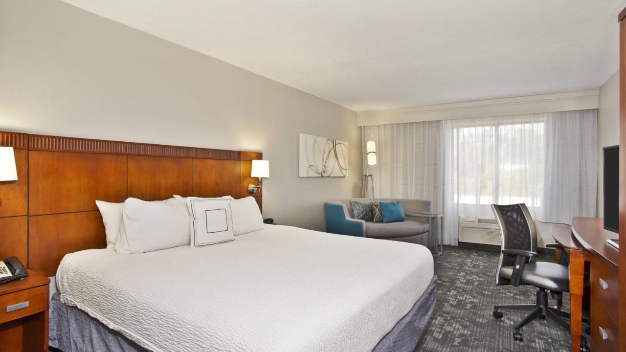 Hotel Courtyard By Marriott Beachfront 3*