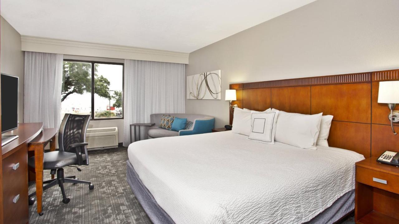 Courtyard By Marriott Beachfront Hotel
