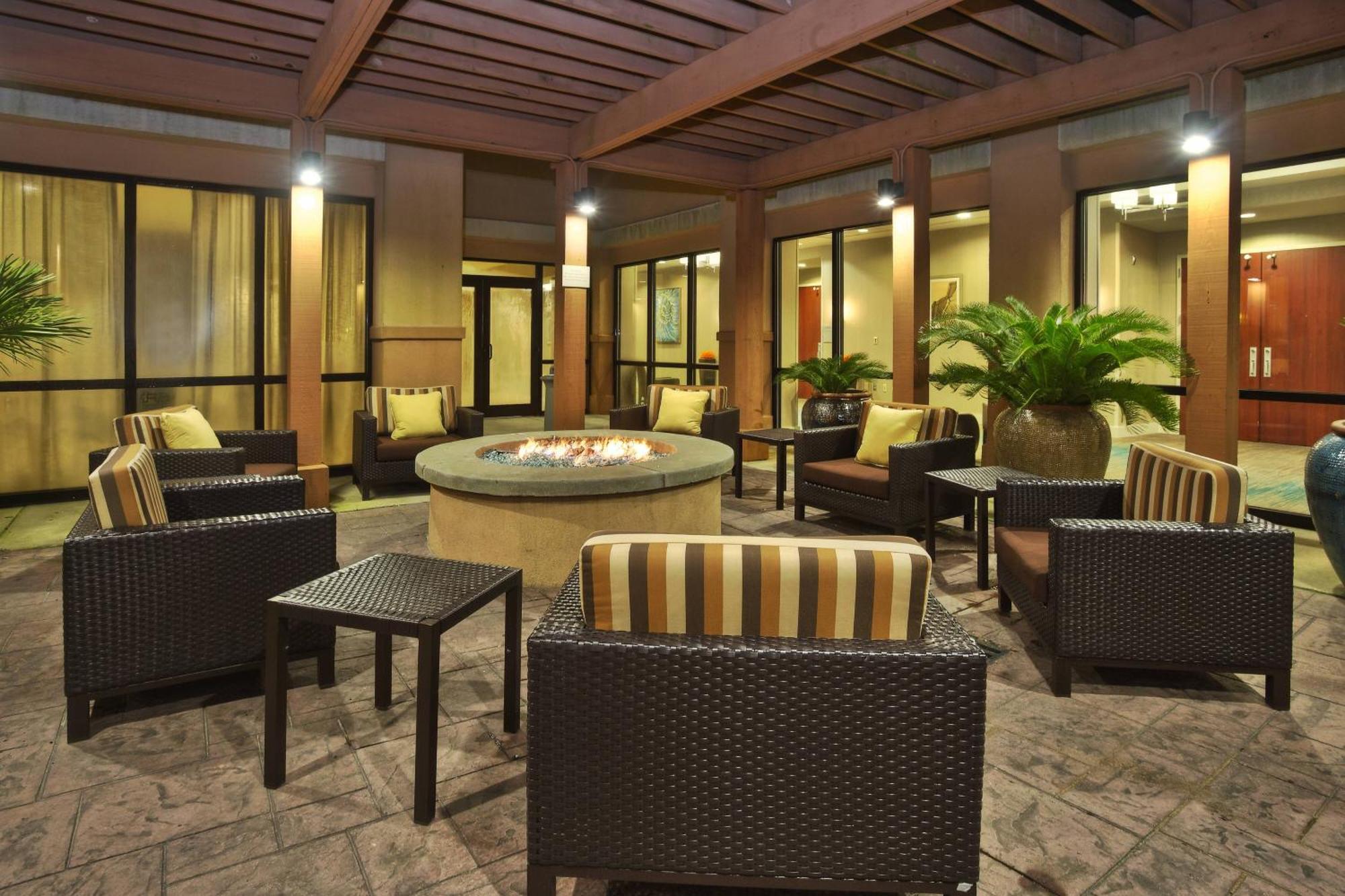 Courtyard By Marriott Beachfront