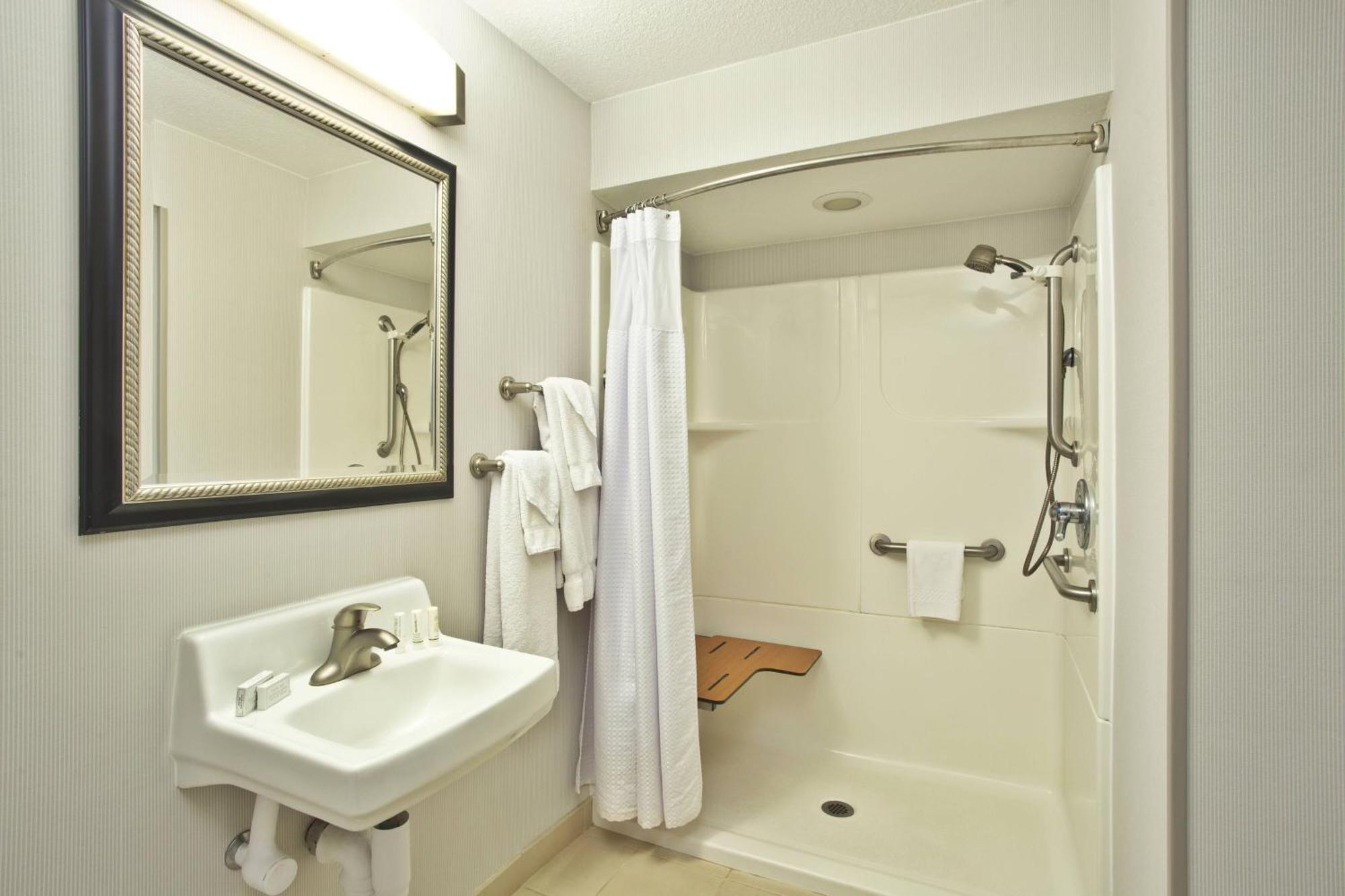 Hotel Courtyard By Marriott Beachfront 3*