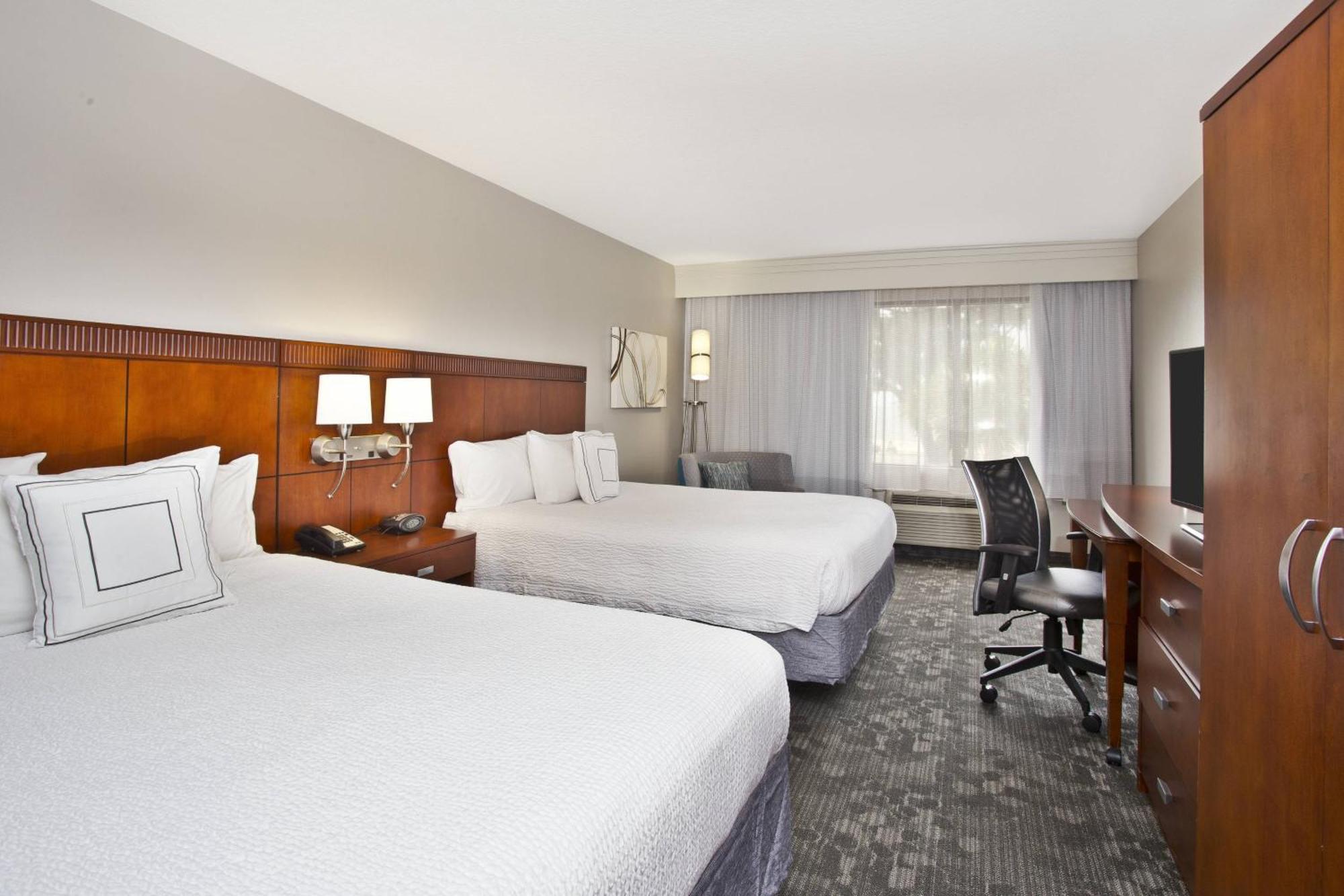 Hotel Courtyard By Marriott Beachfront Gulfport