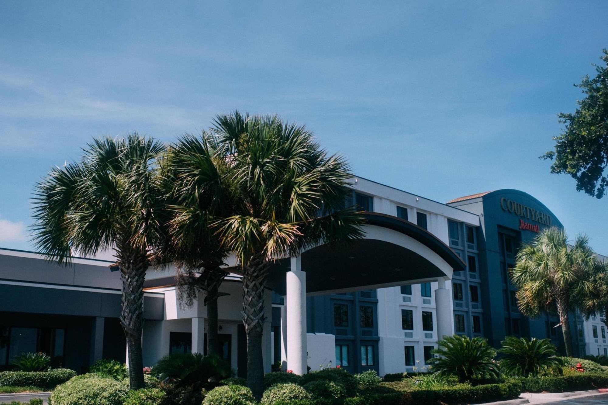 Courtyard By Marriott Beachfront Hotel 3*